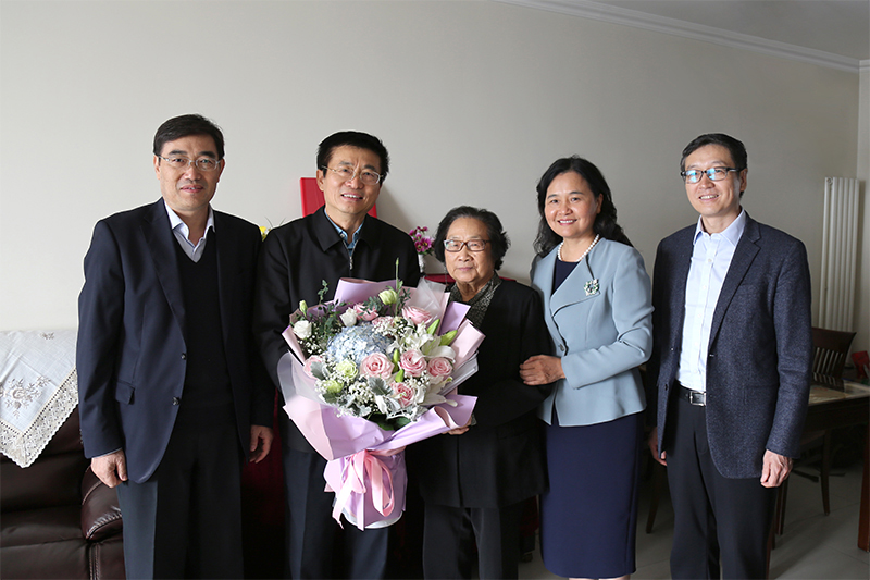 国家中医药管理局领导同志看望 “共和国勋章”获得者屠呦呦