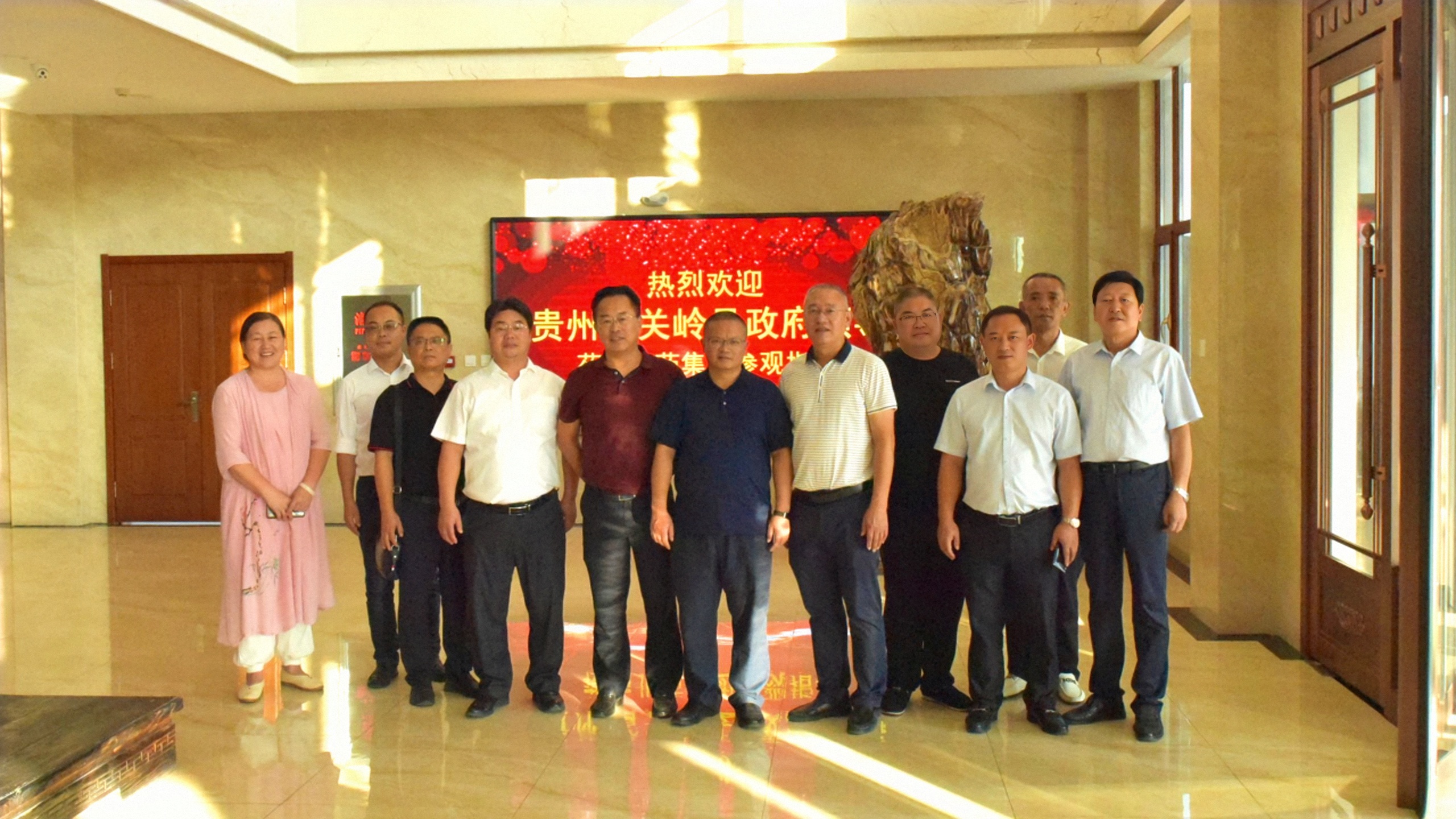 关岭县县委书记韦朝虎一行到北药集团招商考察